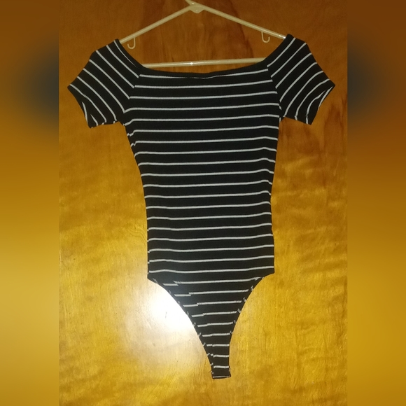 Women's Rue 21 Black & White Off Shoulder Short-Sleeves Bodysuit Size Small - Picture 3 of 3